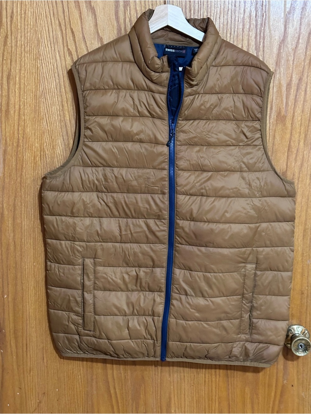 Swiss Tech Men's Tan Quilted Packable Vest with Navy Trim‎ Sz large